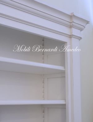 Libreria in legno massello stile classico con finitura laccata bianco anticato ripiani spostabili